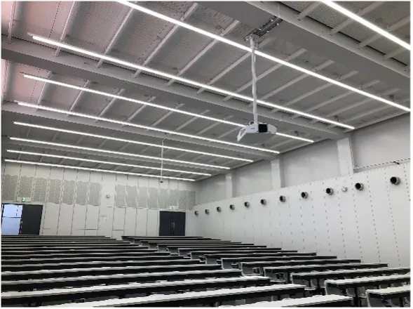 図版：中央大学8101号教室天井耐震改修（フレームによる補強）