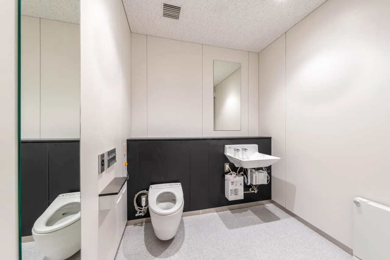 図版：通常の個室トイレより広く、フィッティングボードも設置されたオールジェンダートイレ
