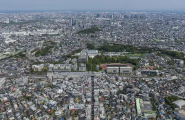 図版：丘の上のキャンパスの要に位置する記念館