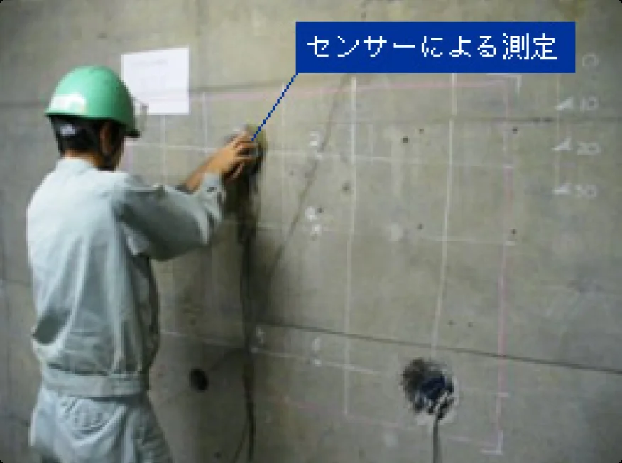 図版：鉄筋腐食診断の様子