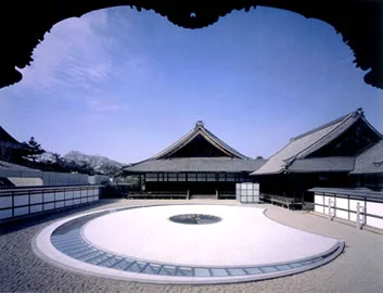 図版：社寺建築の境内と円形の石組み