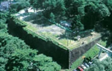 図版：解体前の本丸跡北面石垣全景（写真提供：仙台市教育委員会）