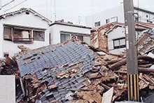 図版：瓦下の葺き土による重い屋根