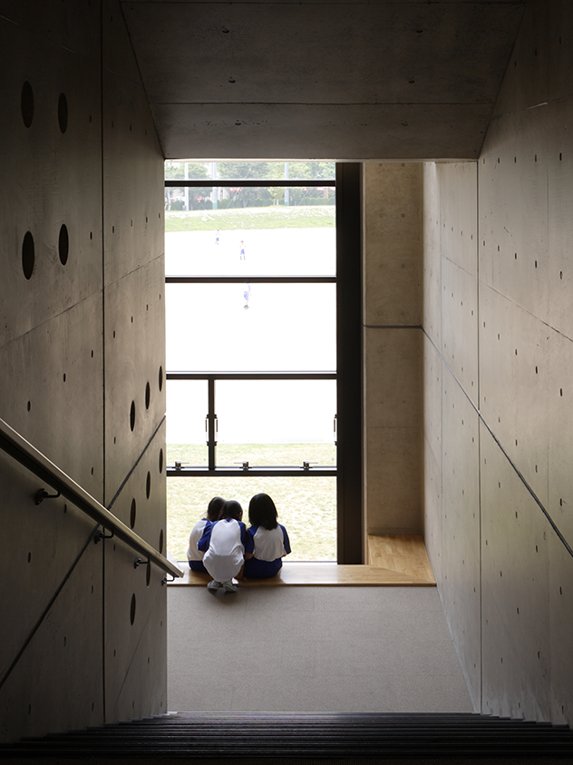 図版：行き来の気配が感じられる、階段壁のデザイン（西南小学校）