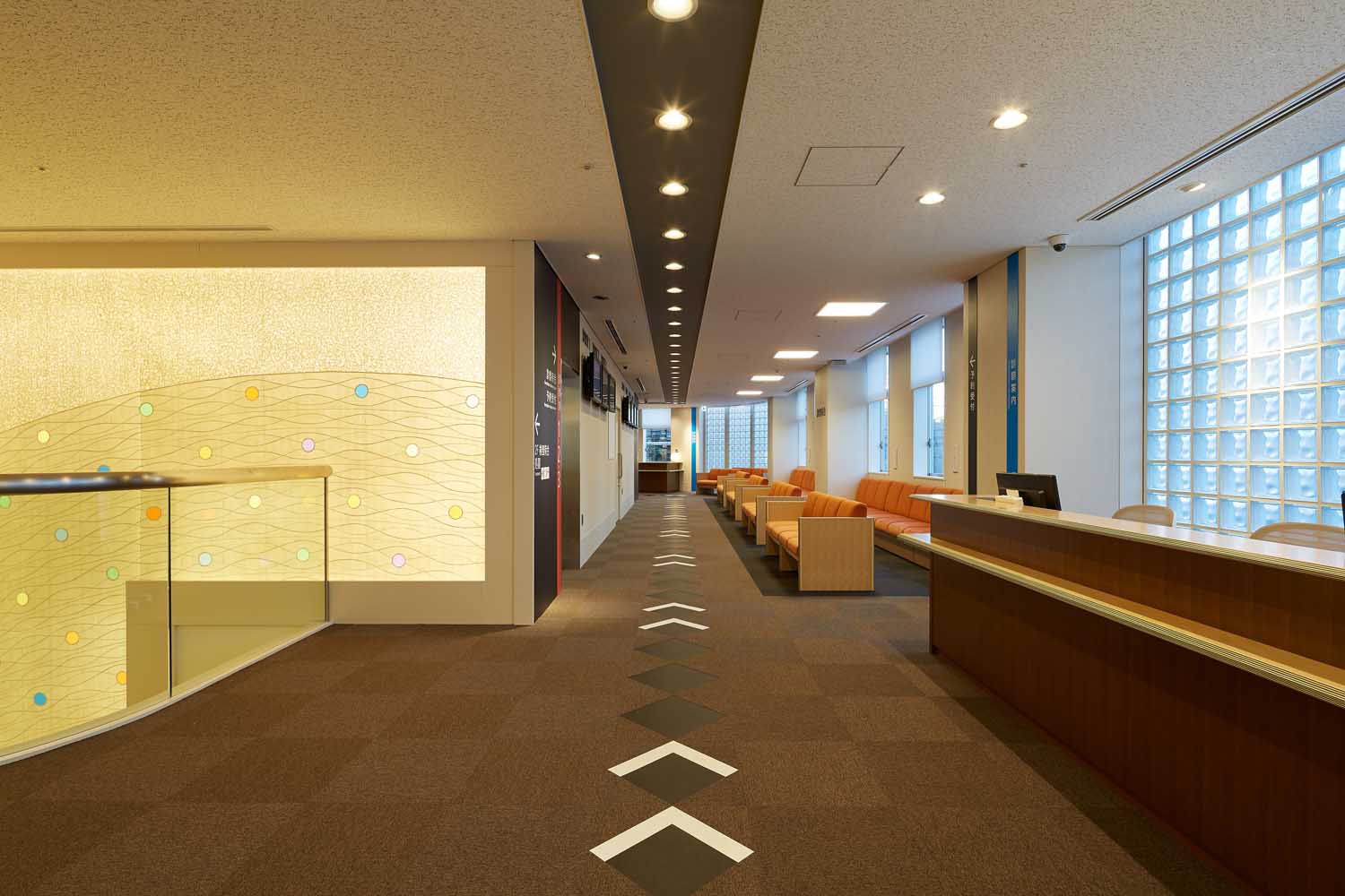 図版：西葛西・井上眼科病院 ２階診察待合