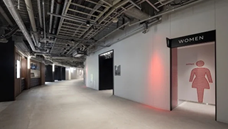 図版：わかりやすい観客席・トイレへの入口