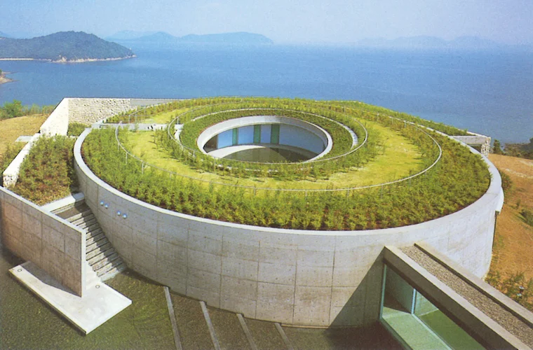 図版：親水空間が活かされた美術館とホテル（ベネッセハウス）